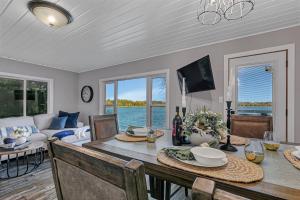 Μια τηλεόραση ή/και κέντρο ψυχαγωγίας στο Renovated Lake Cabin with Fire Pit and Kayaks +61 φωτογραφίες