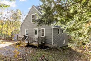 GilmantonにあるThe Birchwood Chaletの灰色の家(ポーチ付)