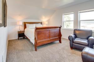une chambre avec un lit et une chaise dans l'établissement 1 Mi to Dtwn Coos Bay Sleek Apt with Deck and Views!, à Coos Bay