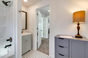 La salle de bains est pourvue d'un lavabo et d'un bureau avec une lampe. dans l'établissement 1 Mi to Dtwn Coos Bay Sleek Apt with Deck and Views!, à Coos Bay 21 autres photos