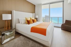 Postel nebo postele na pokoji v ubytování Lyfe Residence Building - Private apts over the beach + 101 fotografií