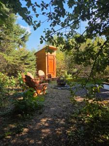 Saint-OnésimeにあるLa Taniere du Renardの木造のキャビン(ベンチ、グリル付) +5枚の写真