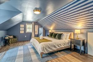 Un pat sau paturi într-o cameră la Long Pond Lakeside Kayaks Hot Tub Playground +75 fotografii