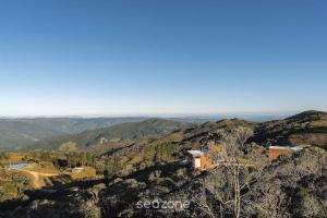 an aerial view of a house on a mountain at Charmoso chalé com lareira e hidro! VST034 in São Paulo dos Pinhais