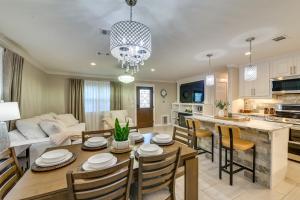 Kuchyň nebo kuchyňský kout v ubytování Walk to Frisco Commons Park Modern Home with Patio