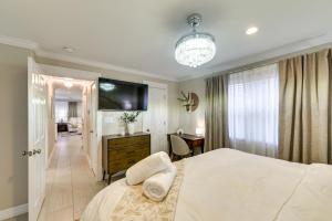 Postel nebo postele na pokoji v ubytování Walk to Frisco Commons Park Modern Home with Patio