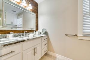 Koupelna v ubytování Walk to Frisco Commons Park Modern Home with Patio + 16 fotografií