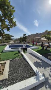 een groep mensen op banken in een park bij Farmhouse-Villa--فيلا-المزرعة in Hatta
