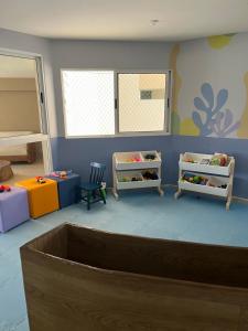 Una habitación infantil con dos camas y un espejo. en Marupiara Suites Flats, en Porto de Galinhas 33 fotos más