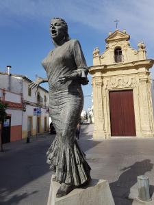 Una statua di una donna con un vestito in strada di La Zarzamora a Jerez de la Frontera Altre 26 foto