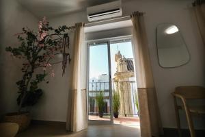 una camera con finestra affacciata su un edificio di La Zarzamora a Jerez de la Frontera