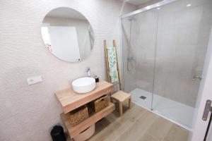 un bagno con lavandino, specchio e doccia di La Zarzamora a Jerez de la Frontera