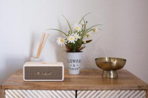 un tavolo con radio e un vaso di fiori di La Zarzamora a Jerez de la Frontera