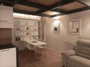 eine Küche und ein Wohnzimmer mit einem Tisch und einem Sofa in der Unterkunft Hope in Corato