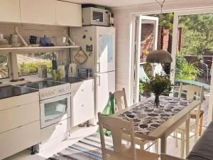 Η κουζίνα ή μικρή κουζίνα στο Peaceful Island Home near Sea