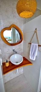 un bagno con lavandino e specchio di Refugio Sova a Jama Altre 36 foto