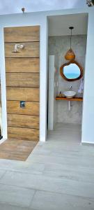 bagno con porta in legno e lavandino di Refugio Sova a Jama