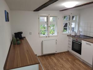 cocina con paredes blancas y encimera de madera en Anno 1577 - Marktkirchhof 6, en Quedlinburg