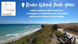 - un vélo garé sur une plage au bord de l'océan dans l'établissement Casa Tikiri, à Casalbordino