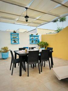 un patio con tavolo e sedie su un patio di Casa Vacanze Mareblù ad Alliste