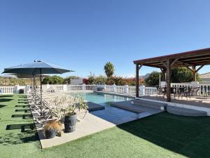 Swimmingpoolen hos eller tæt på La casa de familia