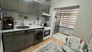 Kuchyň nebo kuchyňský kout v ubytování 3-комнатная квартира в Андижане + 9 fotografií