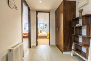 Un pasillo con una puerta que conduce a un dormitorio. en Stylish Apartment With Parking Close To Birmingham, en Birmingham