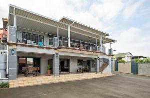 Una representación de una casa con balcón. en Aloes 21, en Kingsborough