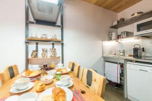 uma cozinha com uma mesa de madeira com comida em Small haven of peace with Mont-Blanc view em Chamonix-Mont-Blanc