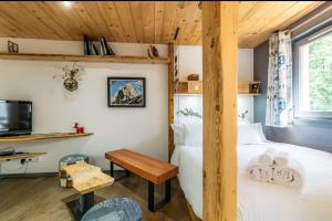 um quarto com uma cama e uma escrivaninha em um cômodo em Small haven of peace with Mont-Blanc view em Chamonix-Mont-Blanc