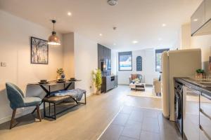 Una cocina y una sala de estar con mesa y sillas. en Stylish Apartment With Parking Close To Birmingham, en Birmingham 39 fotos más