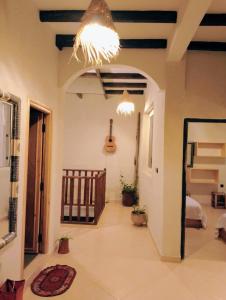 een kamer met een bed en een gitaar aan de muur bij Water Dance in Imsouane