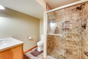 Bilik mandi di Detached Sauna, Movie Room! Relaxation in Muskegon +30 gambar