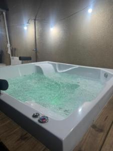 y baño con bañera llena de agua verde. en Casa na praia de Capão da Canoa, en Capão da Canoa