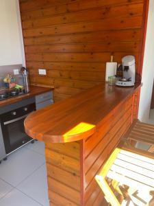 une cuisine avec un comptoir en bois dans une pièce dans l'établissement Les gîtes Lanmou, à La Désirade 1 autre photo