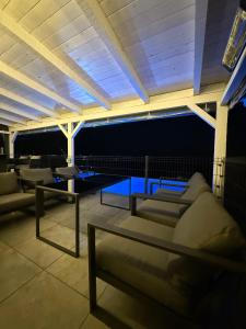 ein Raum mit Sofas und einem Tisch mit blauem Licht in der Unterkunft Family House Roza in Gračec + 26 Fotos