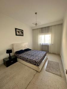 Ένα ή περισσότερα κρεβάτια σε δωμάτιο στο élégant Studio Résidence calme à El Menzah 7 bis