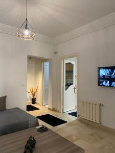 Μια τηλεόραση ή/και κέντρο ψυχαγωγίας στο élégant Studio Résidence calme à El Menzah 7 bis