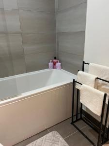 Gambar di galeri bagi Digbeth Luxury 1 Bed Studio Apartment di Birmingham