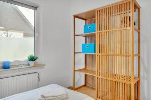 Ένα ή περισσότερα κρεβάτια σε δωμάτιο στο Charmante Ferienwohnung mit Terrasse nahe der Schlei und Ostsseestrand +3 φωτογραφίες