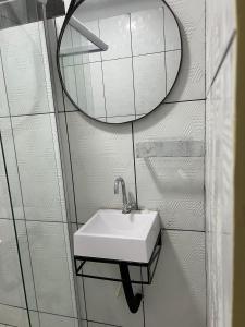 un bagno con lavandino e specchio di Casa espaçosa, 6 pessoas a 15 min dos eventos COP30 a Belém Altre 17 foto