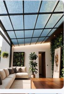 un soggiorno con divano e soffitto in vetro di Casa espaçosa, 6 pessoas a 15 min dos eventos COP30 a Belém