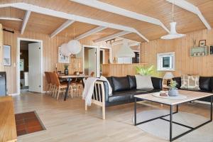 un soggiorno con un divano e un tavolo di 2556-Romo-Kromosevej-15 a Tagholm