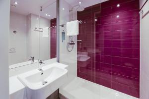 Koupelna v ubytování Premier Inn Karlsruhe City Am Wasserturm + 14 fotografií