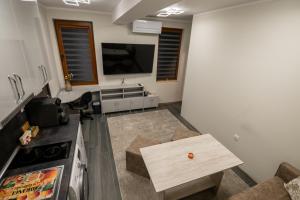 Μια τηλεόραση ή/και κέντρο ψυχαγωγίας στο Апартамент Милена