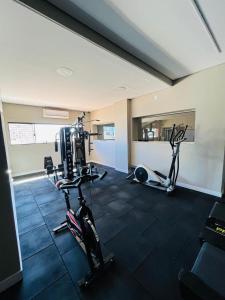 Guarujá Golden Beach 158 - Conforto com Piscina Climatizada في غوارويا: صالة ألعاب رياضية مع دراجتين للتمرين في الغرفة +37 صورة