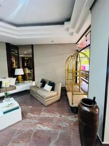 Guarujá Golden Beach 158 - Conforto com Piscina Climatizada في غوارويا: غرفة معيشة مع أريكة وطاولة