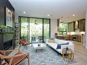 Kuchyň nebo kuchyňský kout v ubytování The House of Yes- Luxury Urban Farm House. Walking distance to downtown