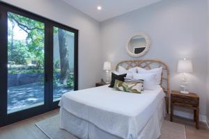 Postel nebo postele na pokoji v ubytování The House of Yes- Luxury Urban Farm House. Walking distance to downtown + 34 fotografií