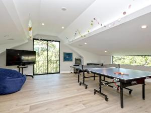 TV a/nebo společenská místnost v ubytování The House of Yes- Luxury Urban Farm House. Walking distance to downtown